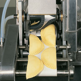 ANKO'nun calzone makinesini kullanarak Calzone yapımı
